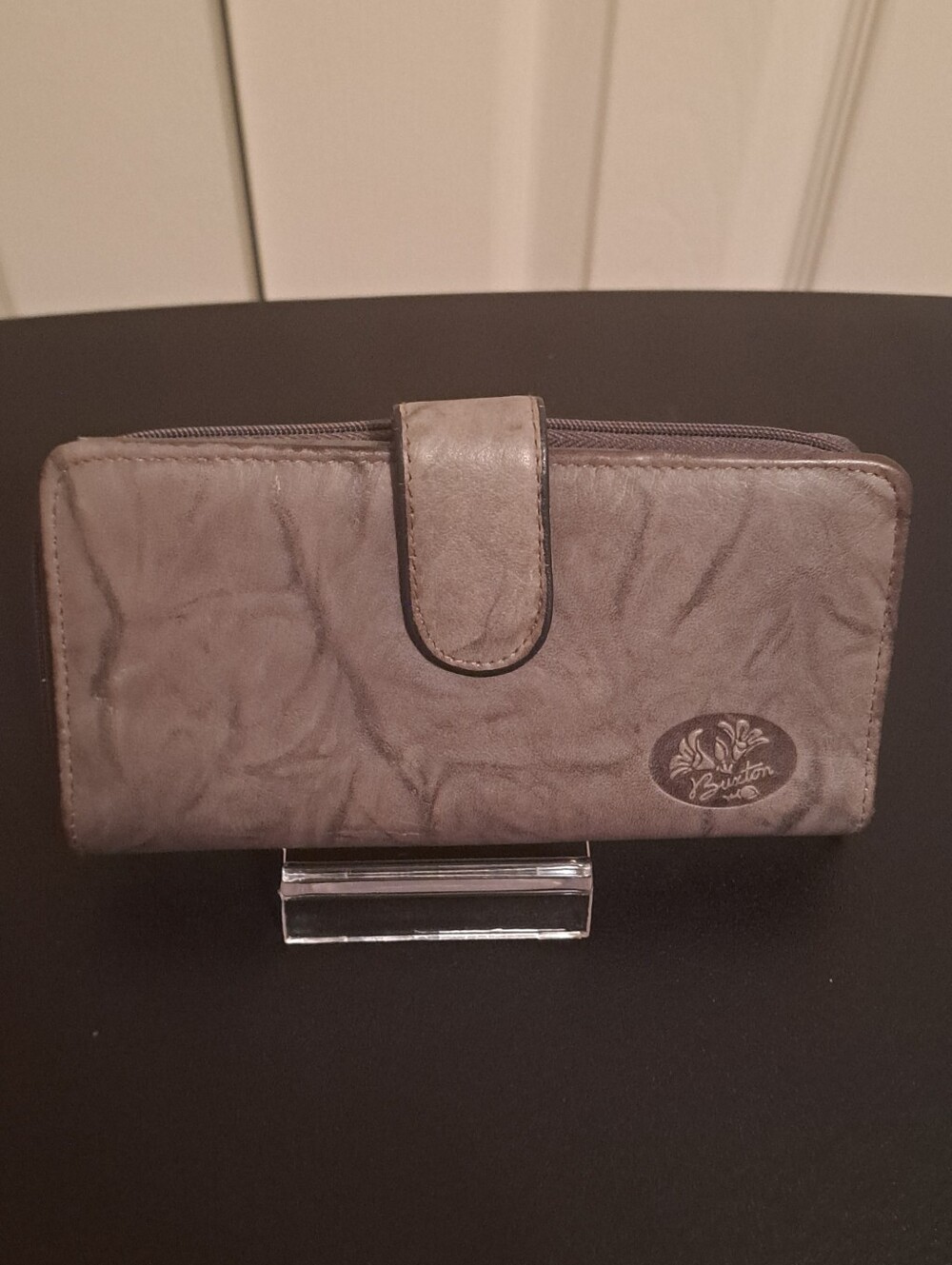 Buxton Womenโs Leather Wallet Gray